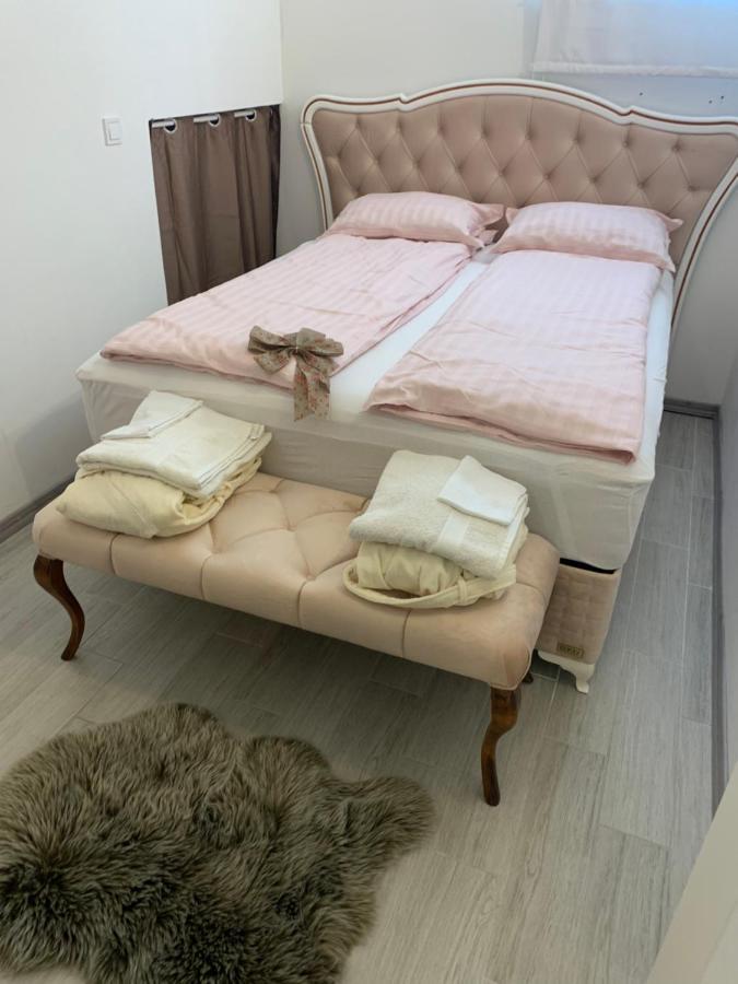 Mont, Lux & Jacuzzi -